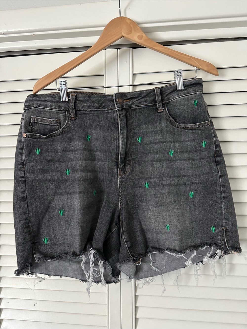 Judy Blue Gray Black Embroidered Cactus Denim Shorts - EUC